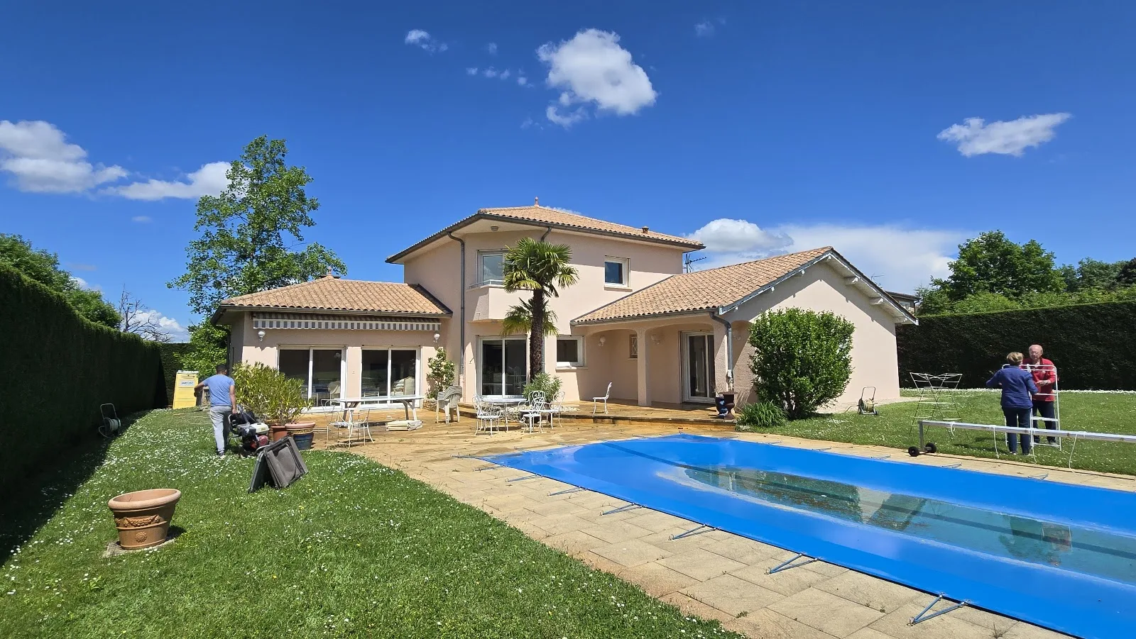 Villa provençale à la façade rose ravivée, terrasse et piscine, réalisée par RYM Rénovation