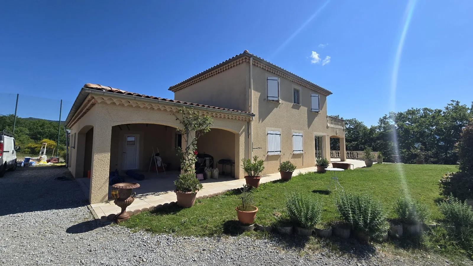 Façade beige d'une villa avec préau, chantier RYM Rénovation