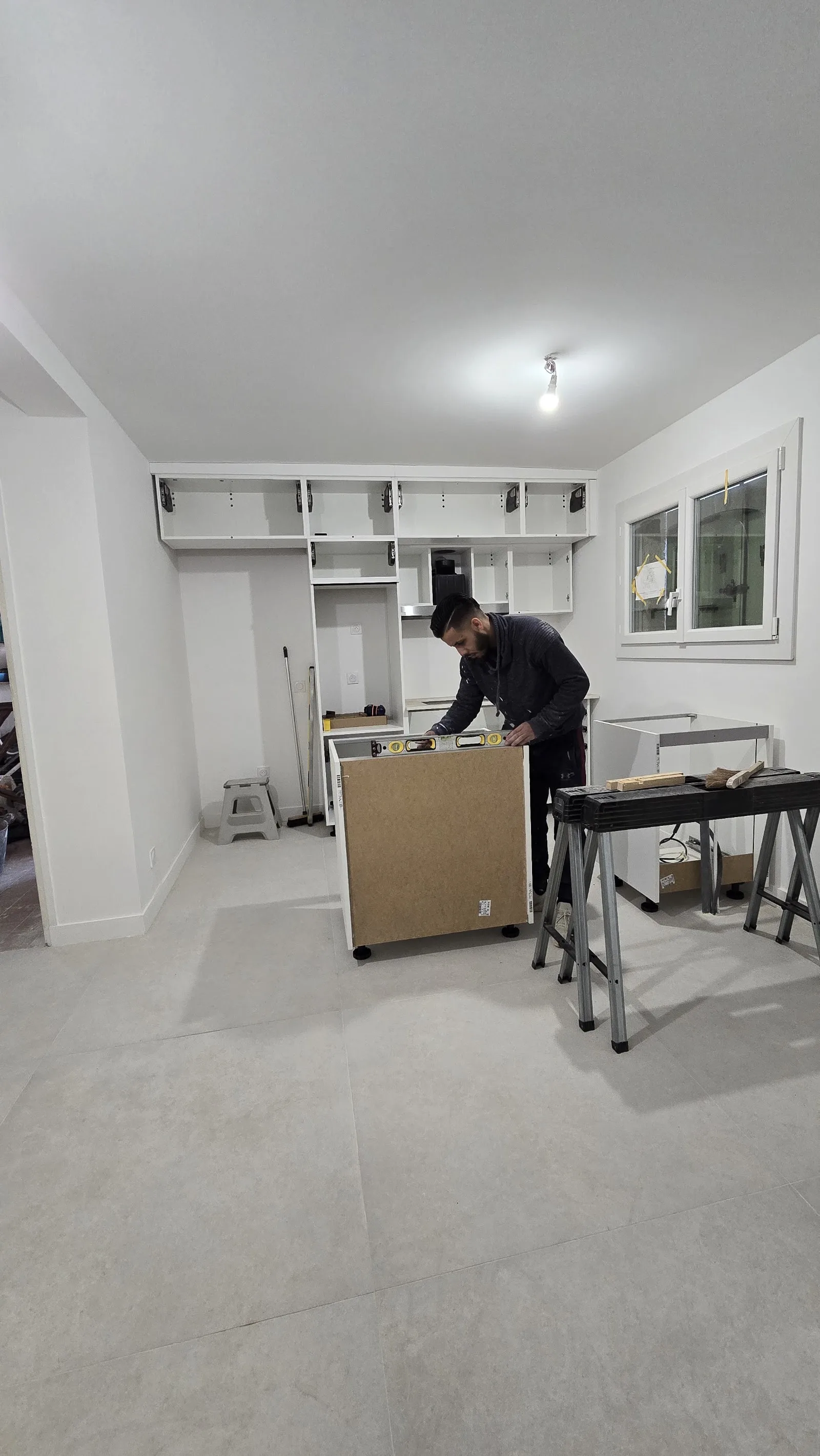 Artisan RYM Rénovation au travail sur un chantier de rénovation intérieure à Nîmes